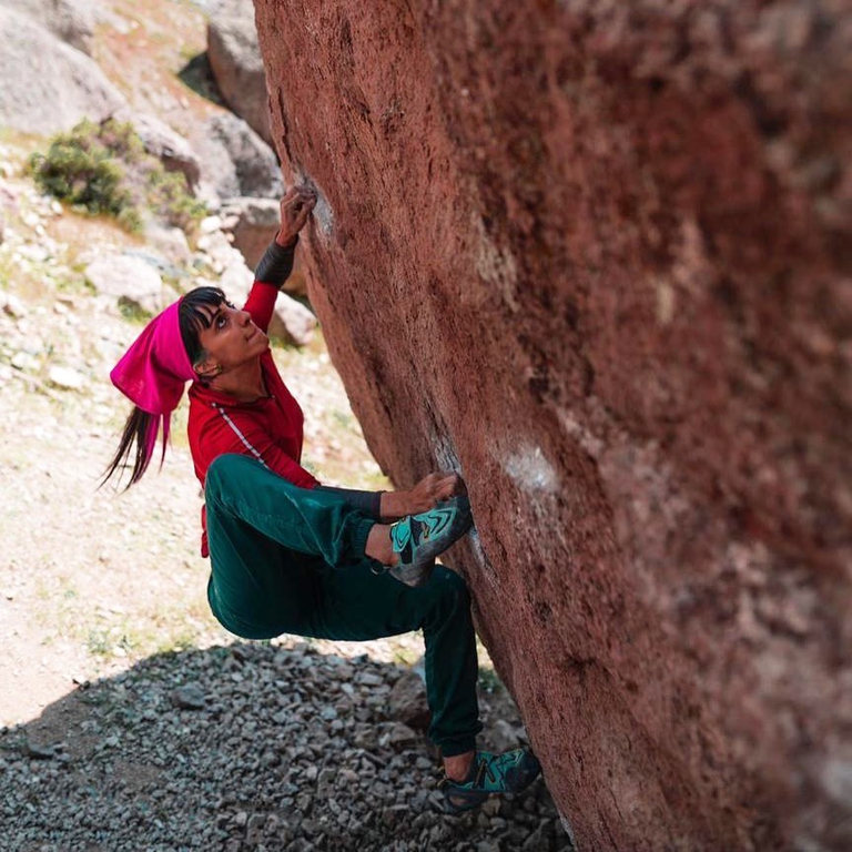 Elnaz Rekabi alle prese con il bouldering