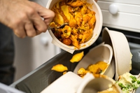 Spreco alimentare, l’Unione europea butta più cibo di quello che importa