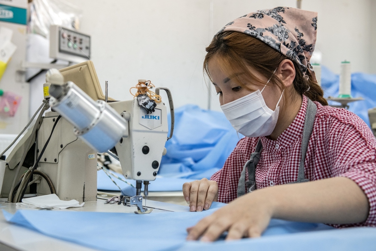 Lavoratrice giapponese in fabbrica