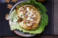 La ricetta per preparare la verza con cremoso di capra, noci, semi e miele