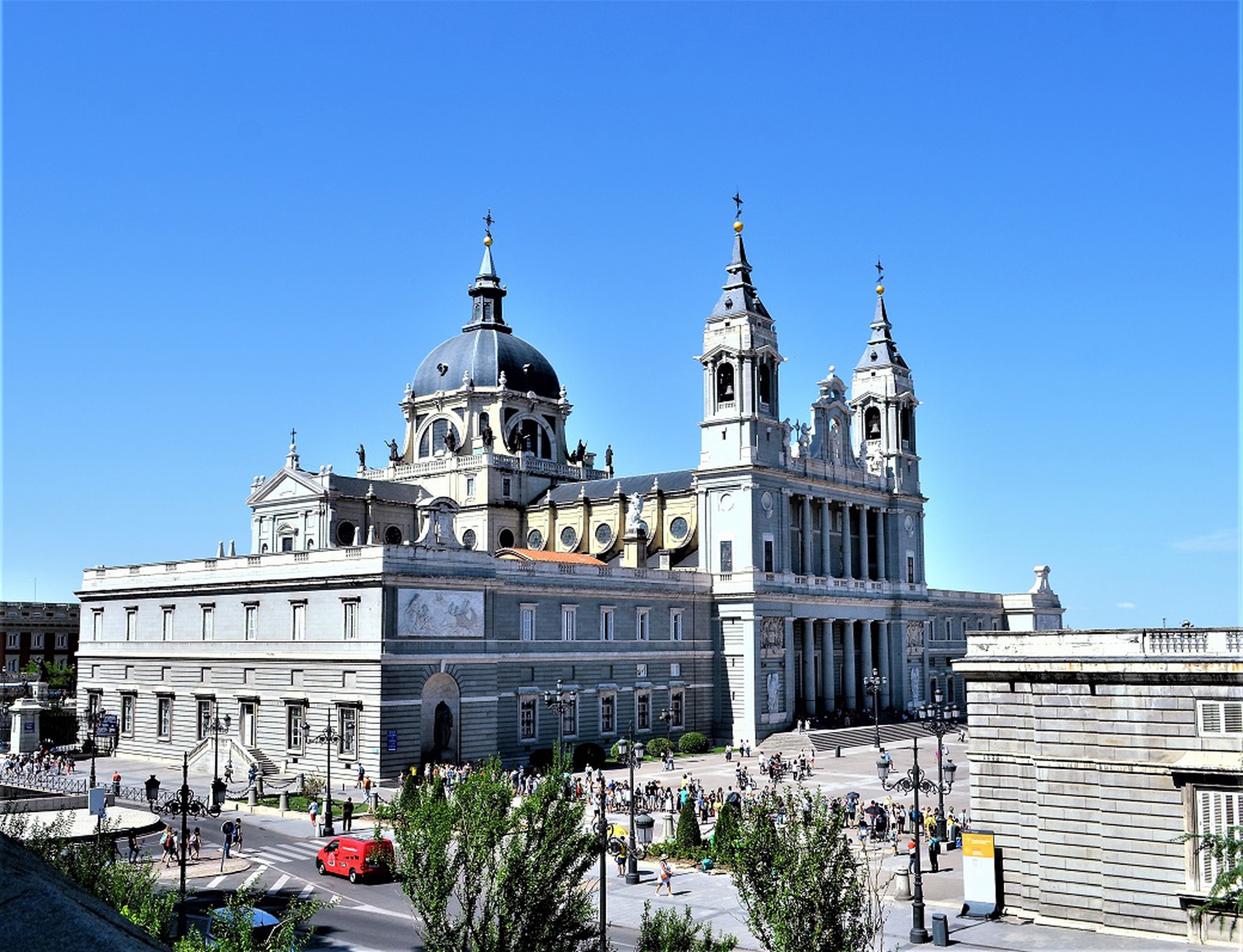 L'Almudena si trova davanti al Palazzo reale