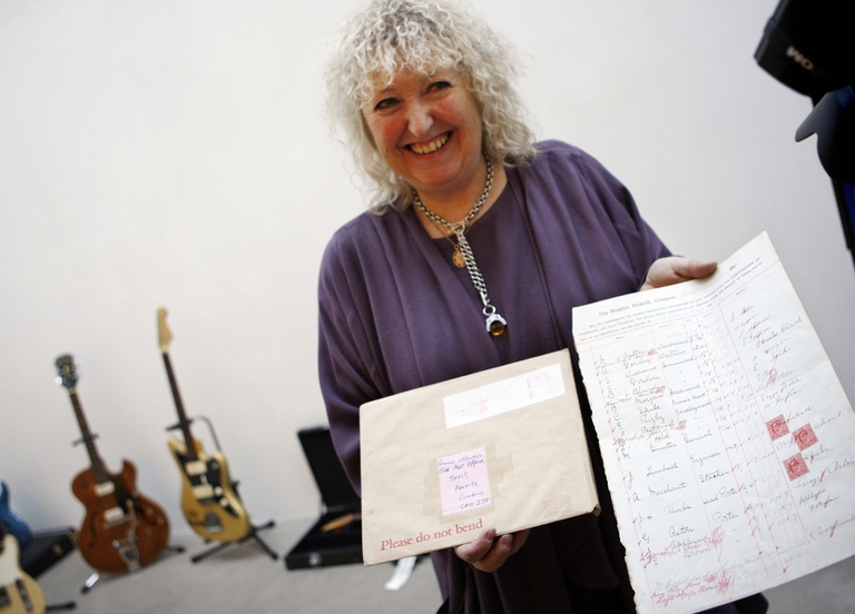 Londra, novembre 2008. Annie Mawson mostra la busta ricevuta da Paul McCartney con il documento originale del 1911 dell'ospedale di Liverpool recante la firma di E. Rigby, che potrebbe aver ispirato la celebre canzone dei Beatles Eleanor Rigby