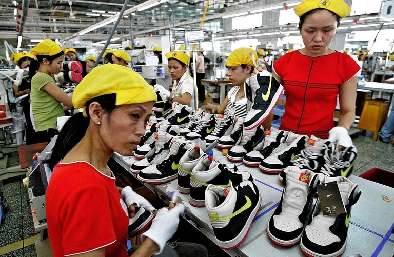 Lavoratrici in una fabbrica di scarpe Nike in Vietnam. © Associated Press