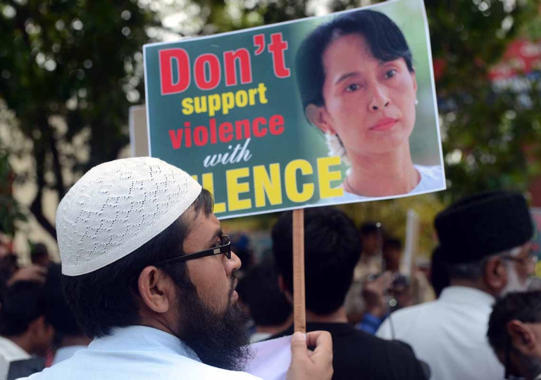 Un musulmano indiano manifesta con un cartello raffigurante Aung San Suu Kyi e la scritta "Non appoggiare la violenza con il silenzio". Copyright Getty