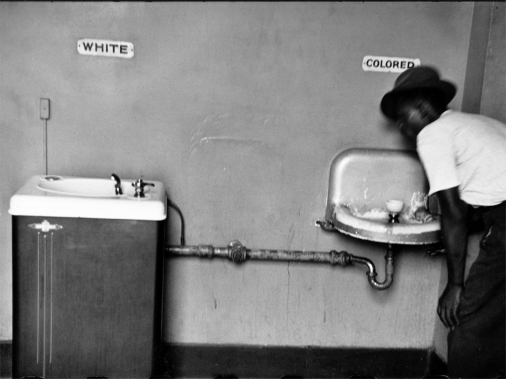 1950, Elliott Erwitt: Differenza fra rubinetti in North Carolina