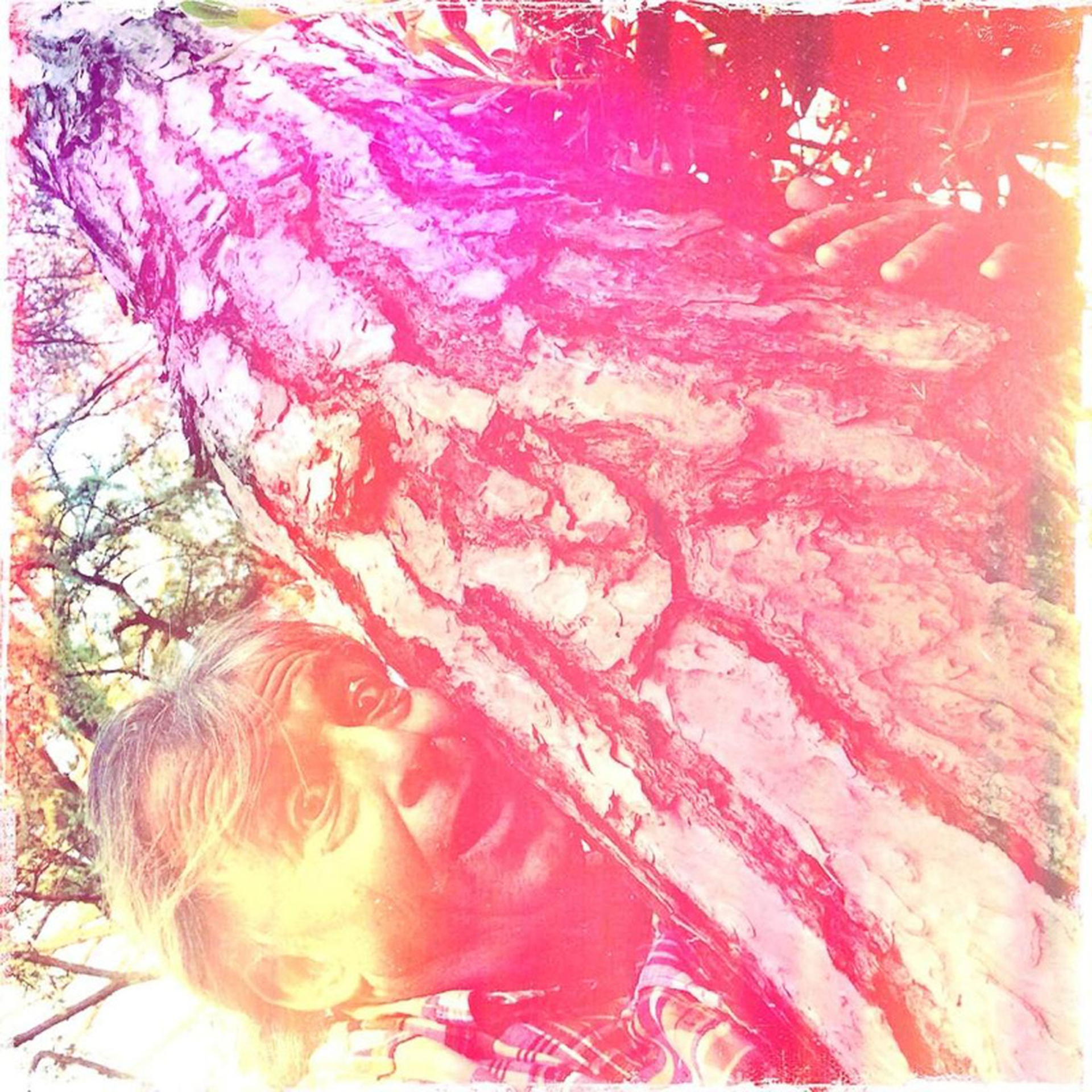 Tree hug selfie, i vincitori del primo concorso degli autoscatti con gli alberi