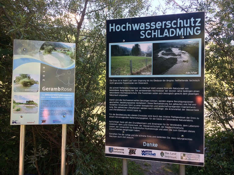 Cartelli che mostrano i danni dell'alluvione e le misure adottate