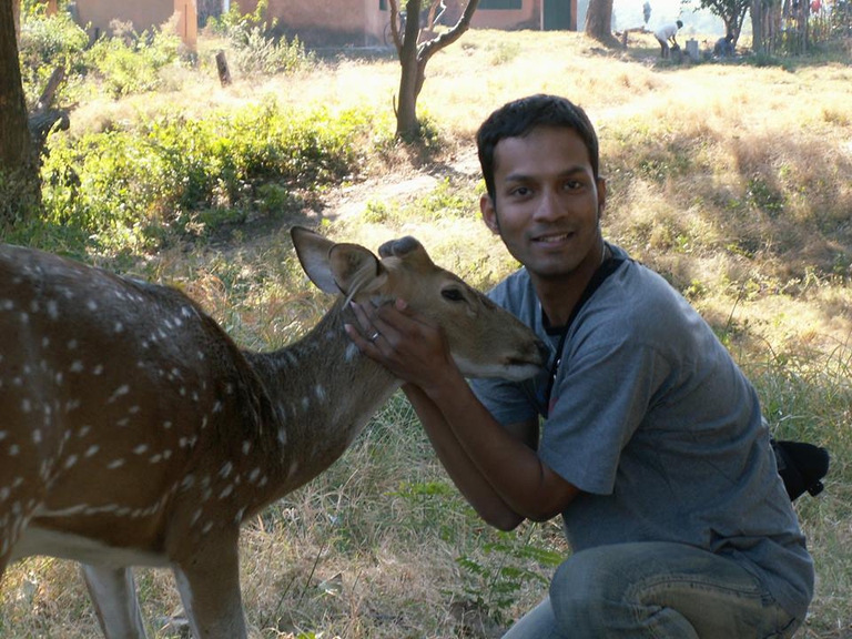 Il compositore di Bollywood Abhishek Ray con un cerbiatto nel nuovo habitat naturale