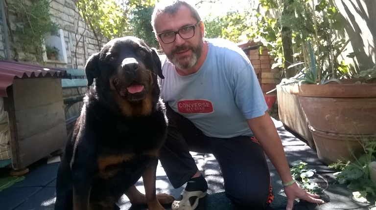 Alessandro, con il suo cane Roy, un rottweiler adottato in canile