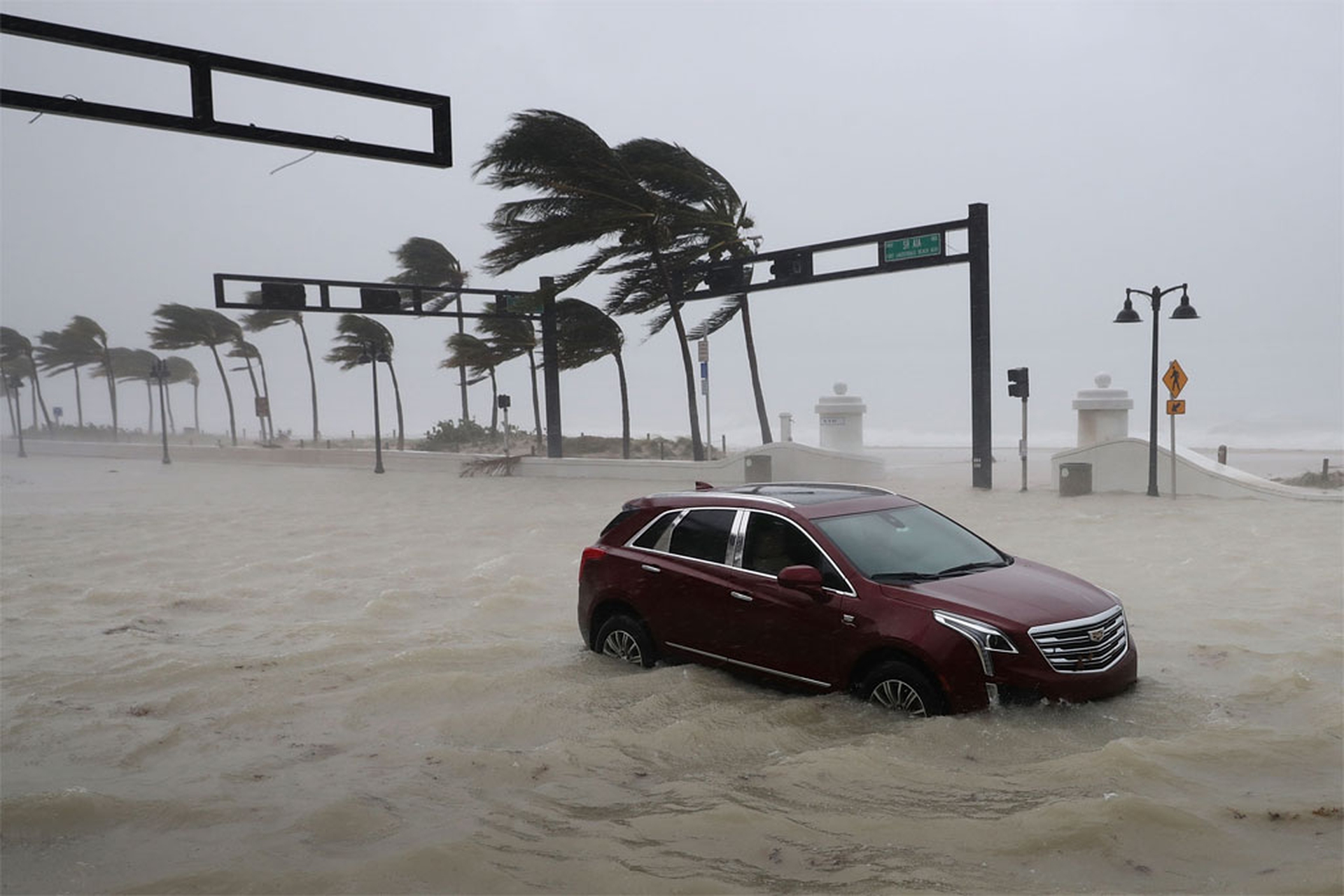Un'automobile abbandonata a Fort Lauderdale dopo l'uragano irma