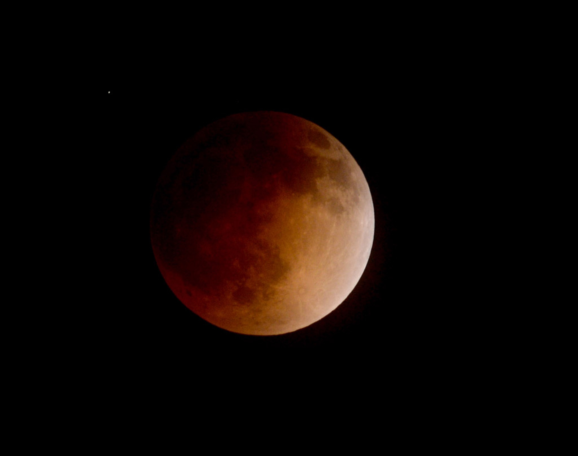 Le bellissime foto della prima eclissi di Luna del 2014