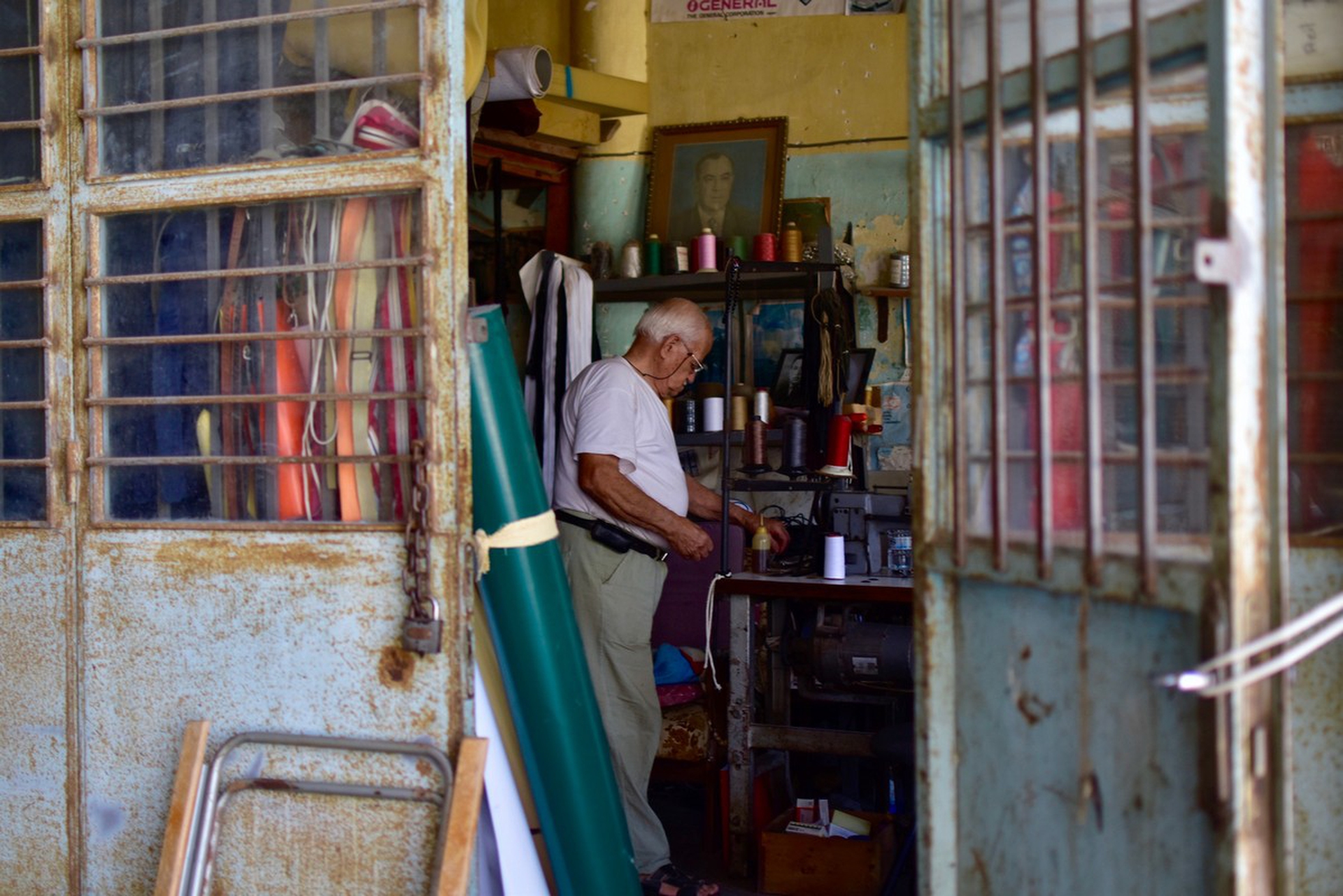 Un sarto nel suo negozio di Nicosia