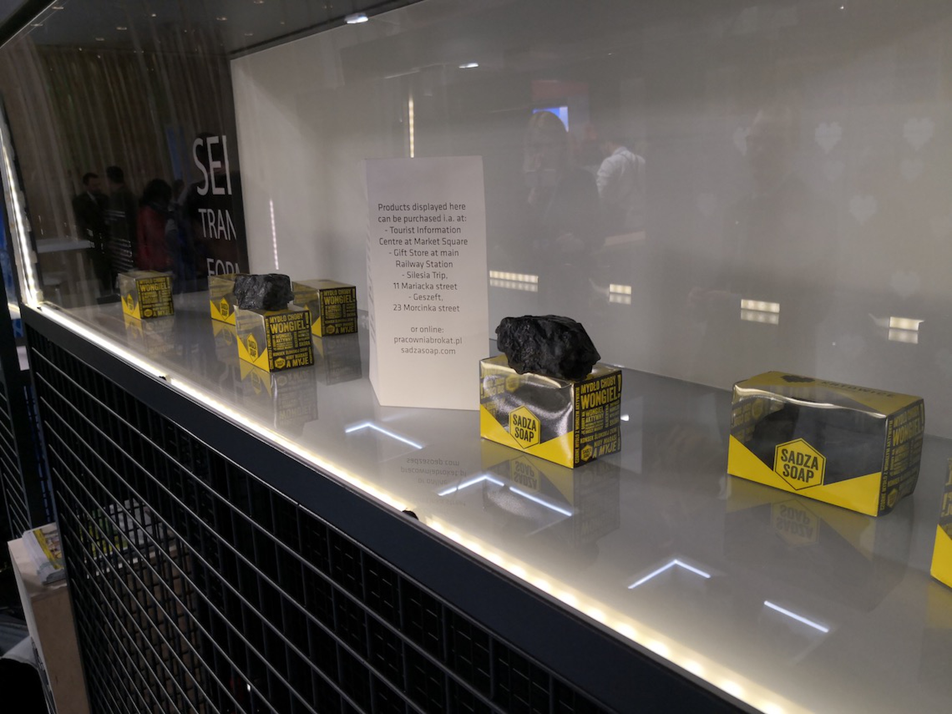 Lo stand della Polonia alla Cop 24, ricolmo di carbone3