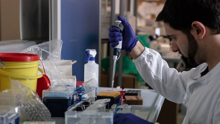 Ricercatore testa campioni per il coronavirus