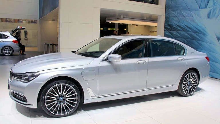 Spettacolare l’interpretazione dell’ibrido secondo Bmw che con la 740e Hybrid plug in lancia la linea iPerformance. In tutto 326cv per consumi dichiarati di 2,11 l/100 km e emissioni di 49 g/km di CO2.