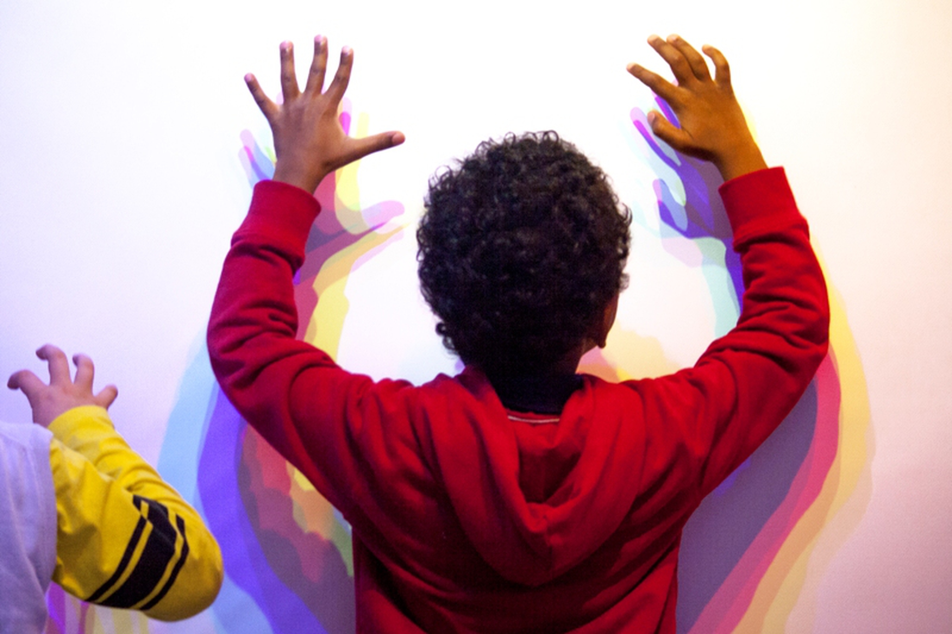 Giocare con le ombre alla mostra-gioco Colore del Muba