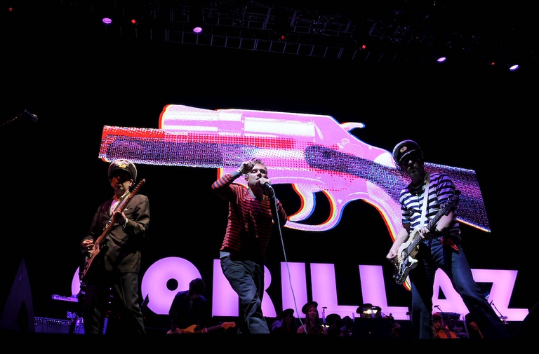 Damon Albarn e i Gorillaz sul palco del Coachella Festival.