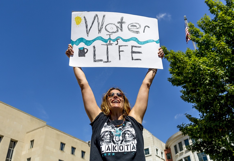 Attivista mostra un cartello contro il fracking