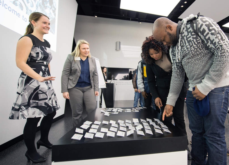 40 Flüchtlinge und Asylbewerber haben ein so genanntes Brückenpraktikum bei Daimler in Stuttgart begonnen. Das Unternehmen plant, die Brückenpraktika an weiteren Standorten anzubieten. Erfolgreiche Teilnehmer sollen an andere Unternehmen, Zeitarbeitsfirmen oder in eine Berufsausbildung weitervermittelt werden.