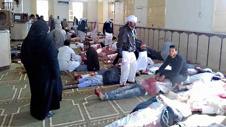 Le prime immagini dell'attentato a Bir al-Abed, a ovest della città di Arish, in Egitto. I terroristi avrebbero collocato ordigni artigianali intorno a una moschea, facendoli esplodere all'uscita dei fedeli al termine della preghiera del venerdì