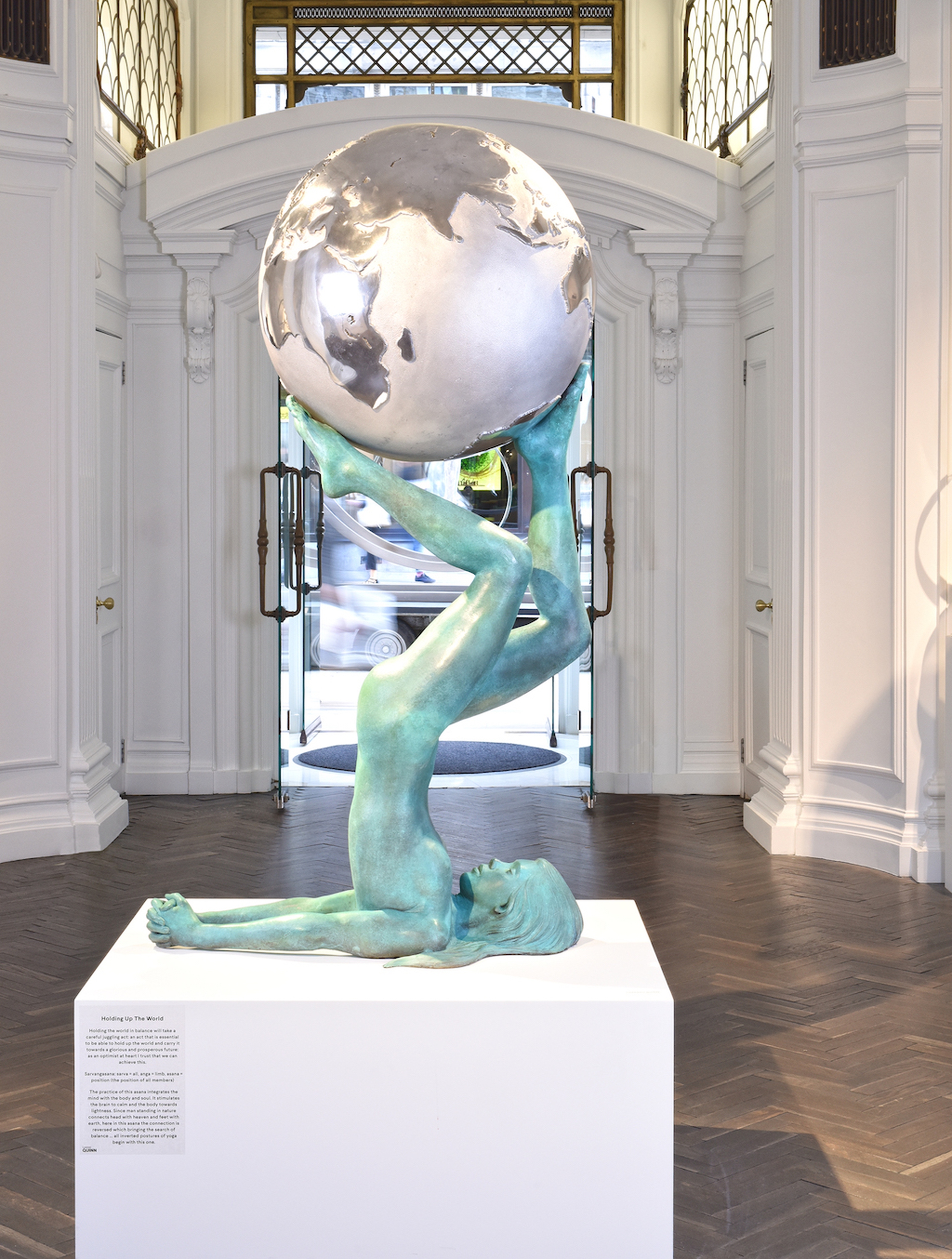 Lorenzo Quinn e l'opera Support a Venezia