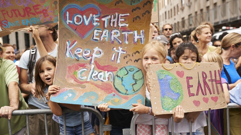 Bambini festeggiano l'Earth day