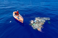 Alex Bellini a remi nel Pacific trash vortex: “Una zuppa di plastica, ecco cosa ho trovato”