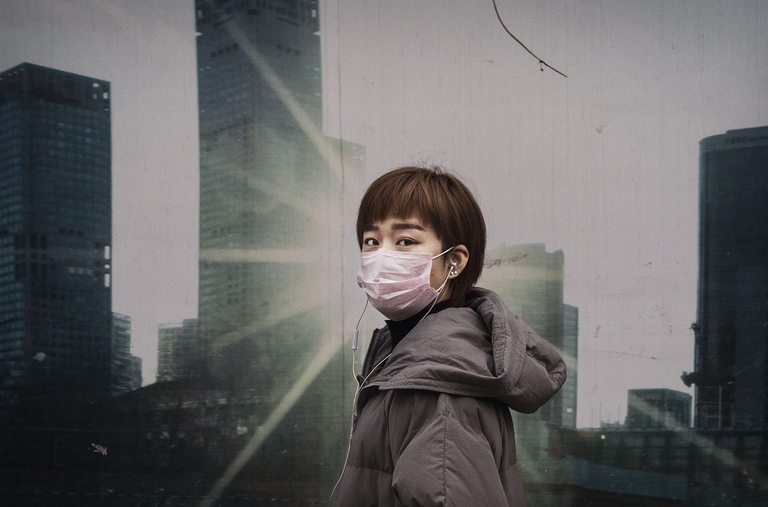 Donna cinese si protegge dall'inquinamento