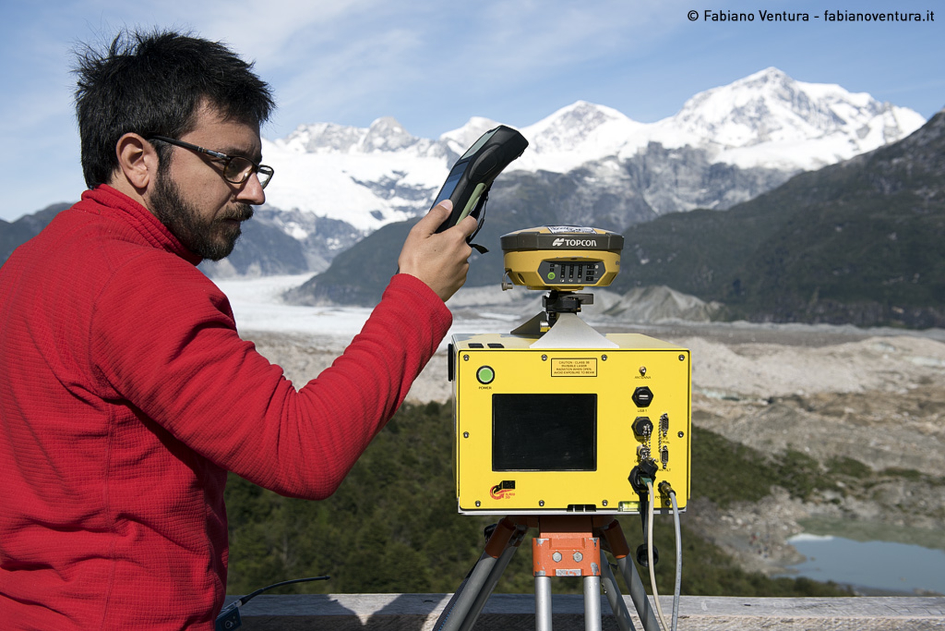 Andrea Nascetti prende il punto GPS del laser scanner