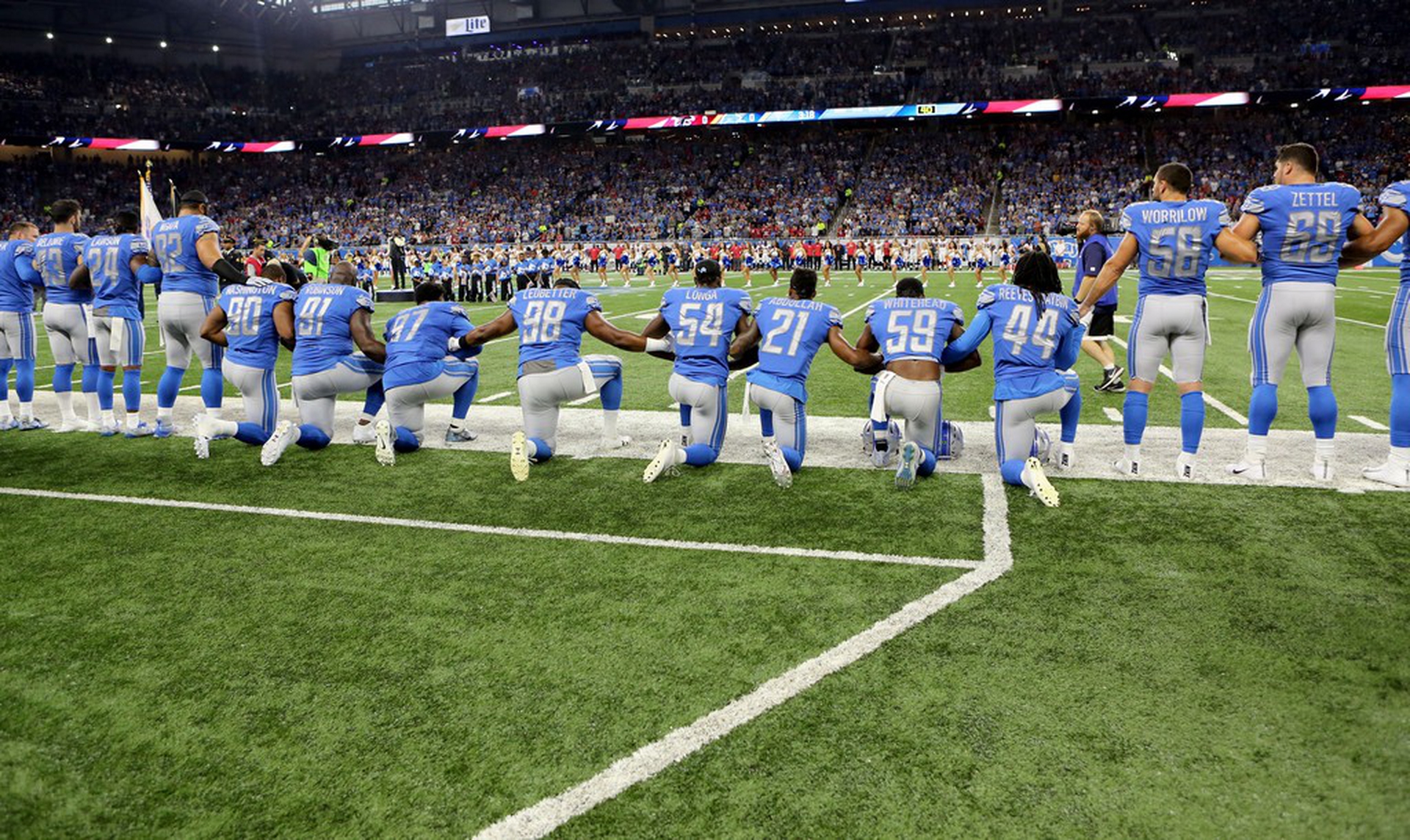 #TakeAKnee, football players kneel against social injustice in the US