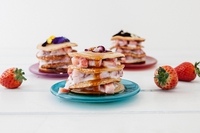 Millefoglie con ripieno di fragole e yogurt, la ricetta che celebra l’arrivo di maggio