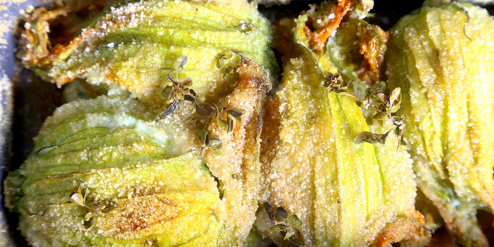 Fiori di zucca al forno con patate e zucchine