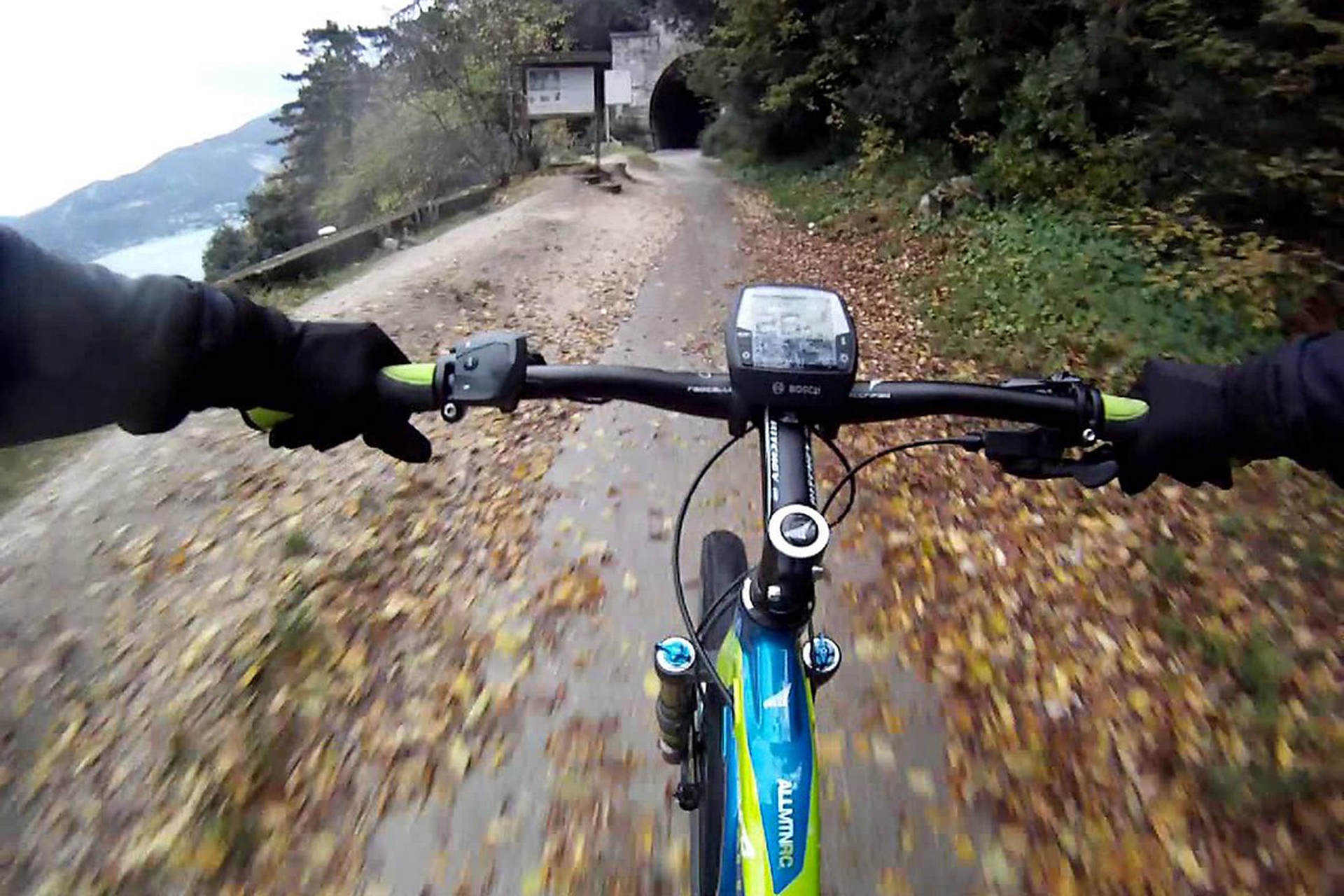 Pedalare sul sentiero della Ponale, un eccezionale balcone sul lago di Garda