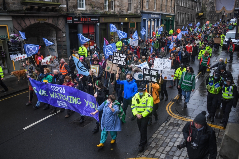 Una manifestazione a Edimburgo in occasione della Cop26