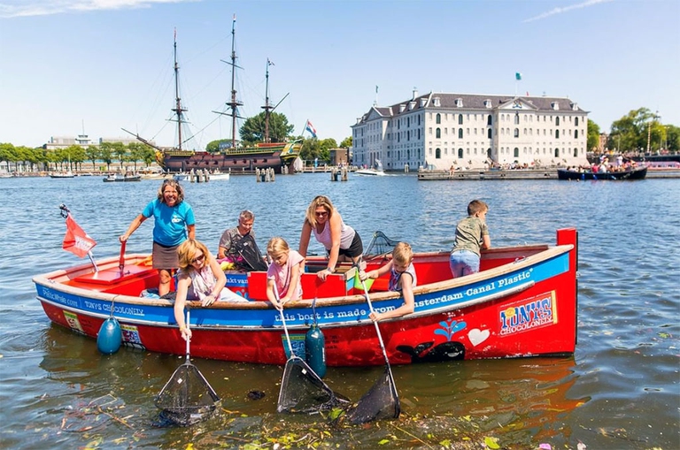 Amsterdam Plastic whale turisti pescano plastica dai canali