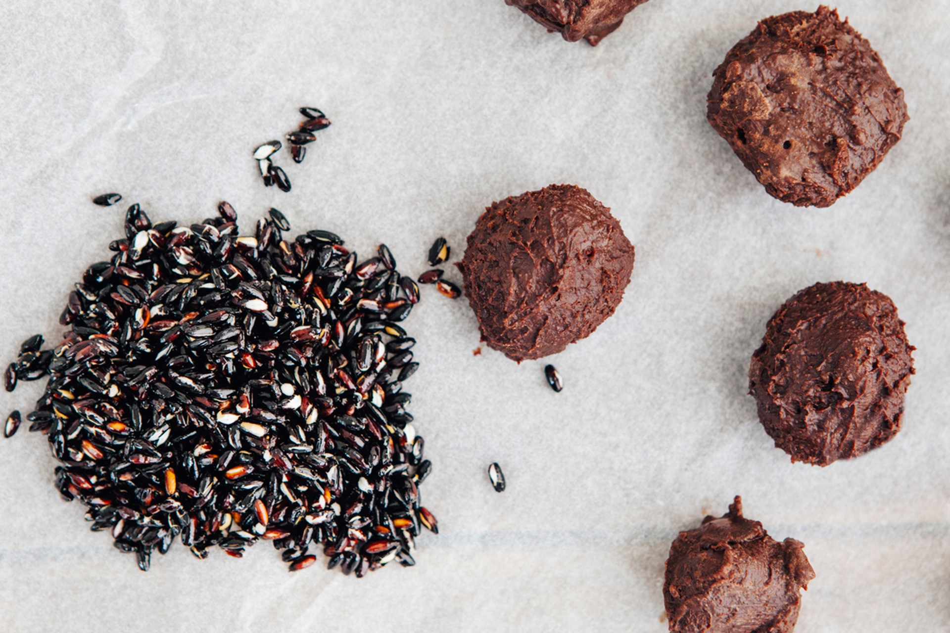 Palline di cioccolato e riso nero croccante