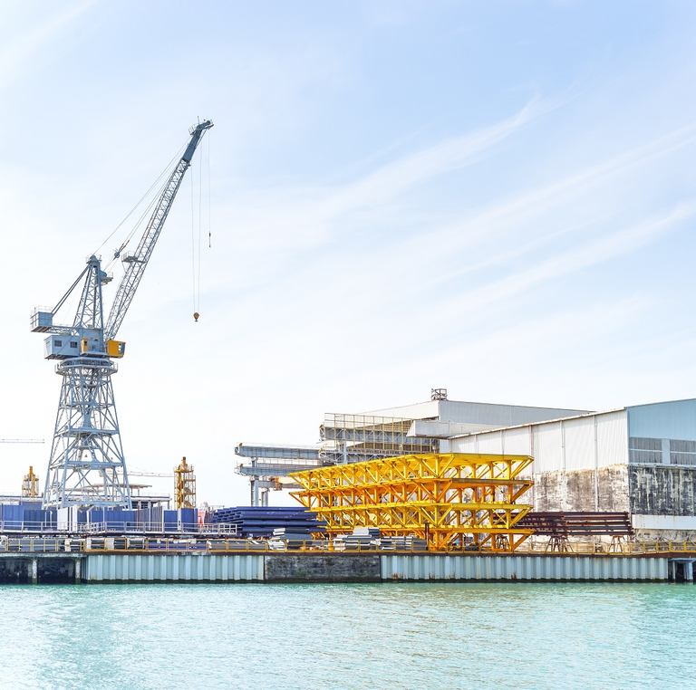 Gru al lavoro nel porto di Trieste