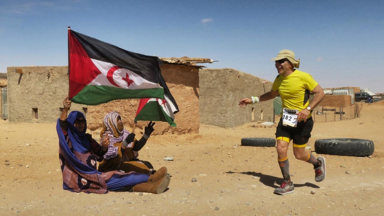 Si è corsa lunedì 26 febbraio la Sahara Marathon, una corsa che fa parte del network Run the World e che nasce per sensibilizzare il mondo sui problemi del popolo Saharawi, esiliato dalle sue terre natie e ora costretto in 5 campi profughi nel deserto arido. Presente anche una delegazione italiana, con l’ex velina Marina Graziani e l’attore Giovanni Storti del trio Aldo, Giovanni e Giacomo.