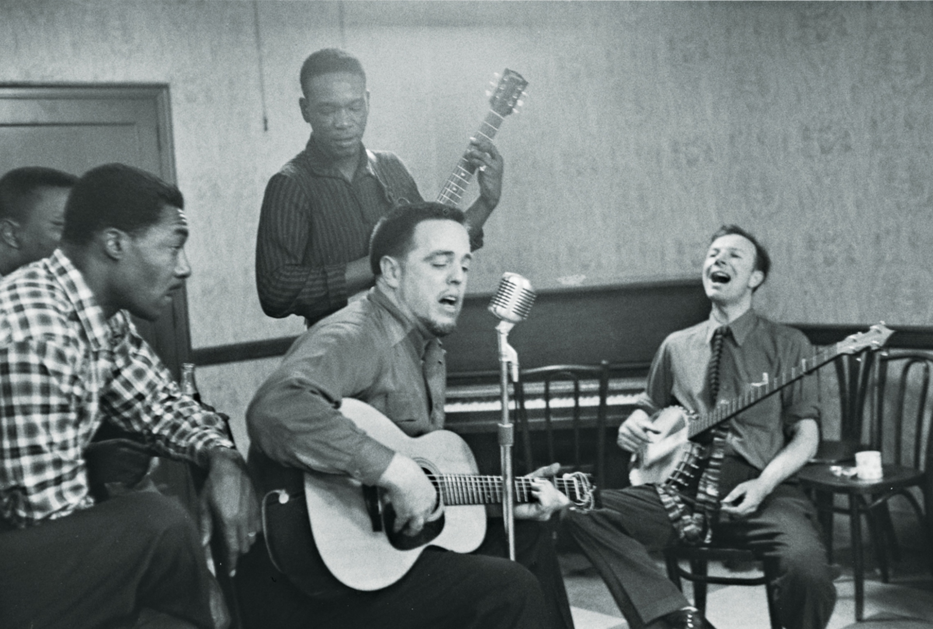 Alan Lomax con Pete Seeger foto di John Cohen Getty Images