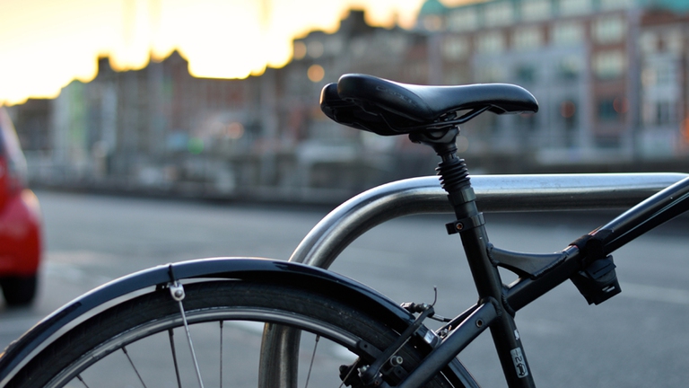 I furti  di biciclette sono una piaga molto diffusa in Italia. BikeBee si propone, grazie a una piattaforma online e alla condivisione della community, di unire ciclisti, forze dell’ordine e amministrazioni per contrastare il fenomeno.         ©Alejandro Lopez/Unsplash