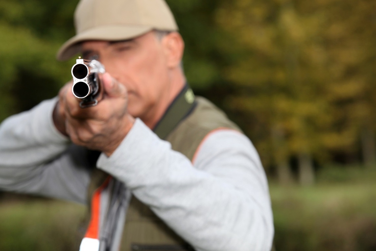 Cacciatore che punta il fucile