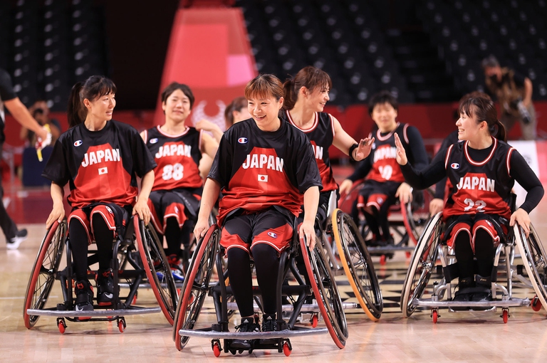 Le atlete del Team Japan durante le gare del primo giorno di Paralimpiadi 