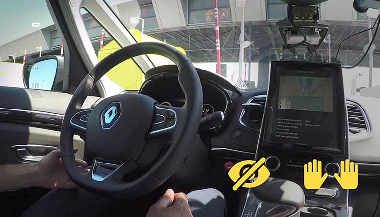 L'approccio al casello da parte di uno dei prototipi a guida autonoma Renault. Il conducente può distrarre sia lo sguardo sia le mani dalla gestione della vettura