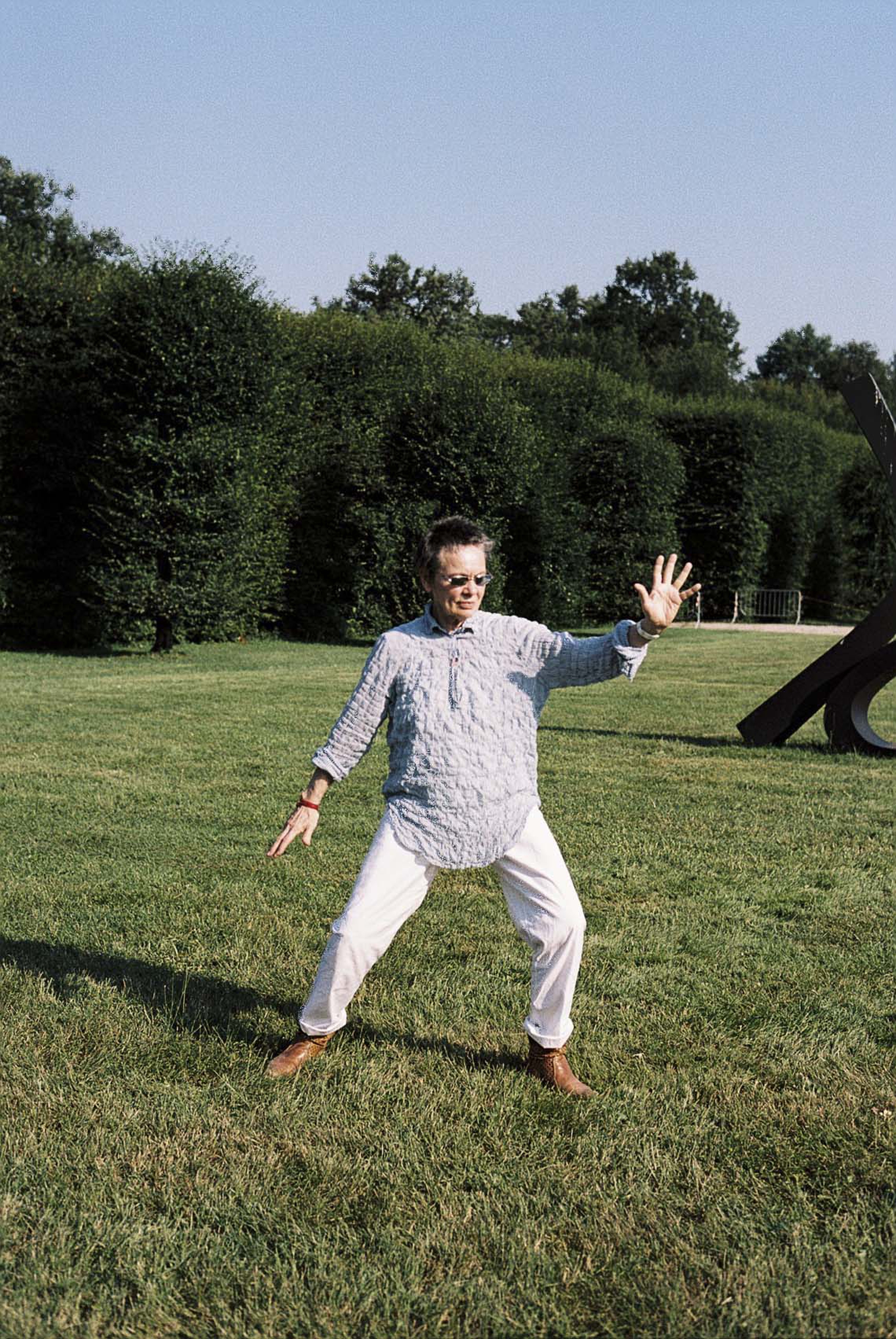 Laurie Anderson mentre pratica tai chi ritratta a Terraforma da Adrianna Glaviano 6