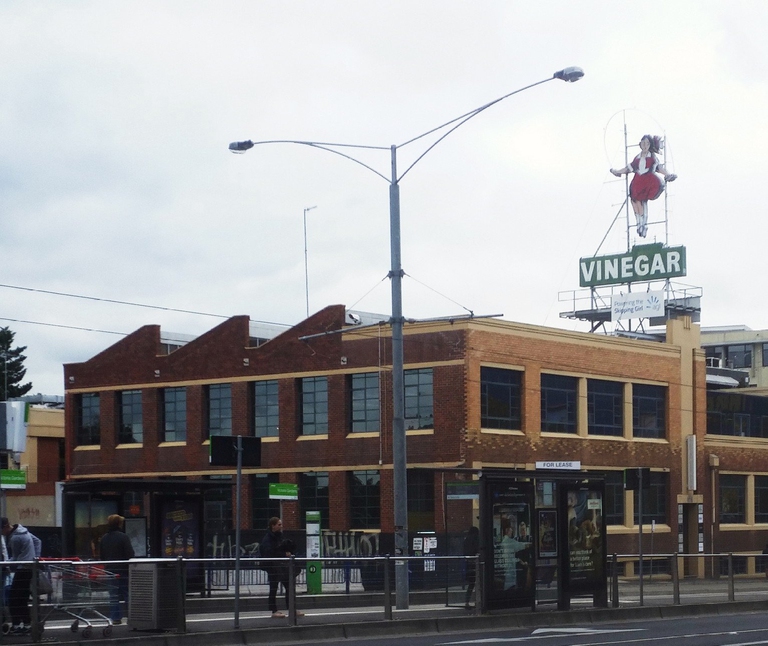 L'insegna luminosa che ritrae una ragazza che salta la corda a Melbourne.