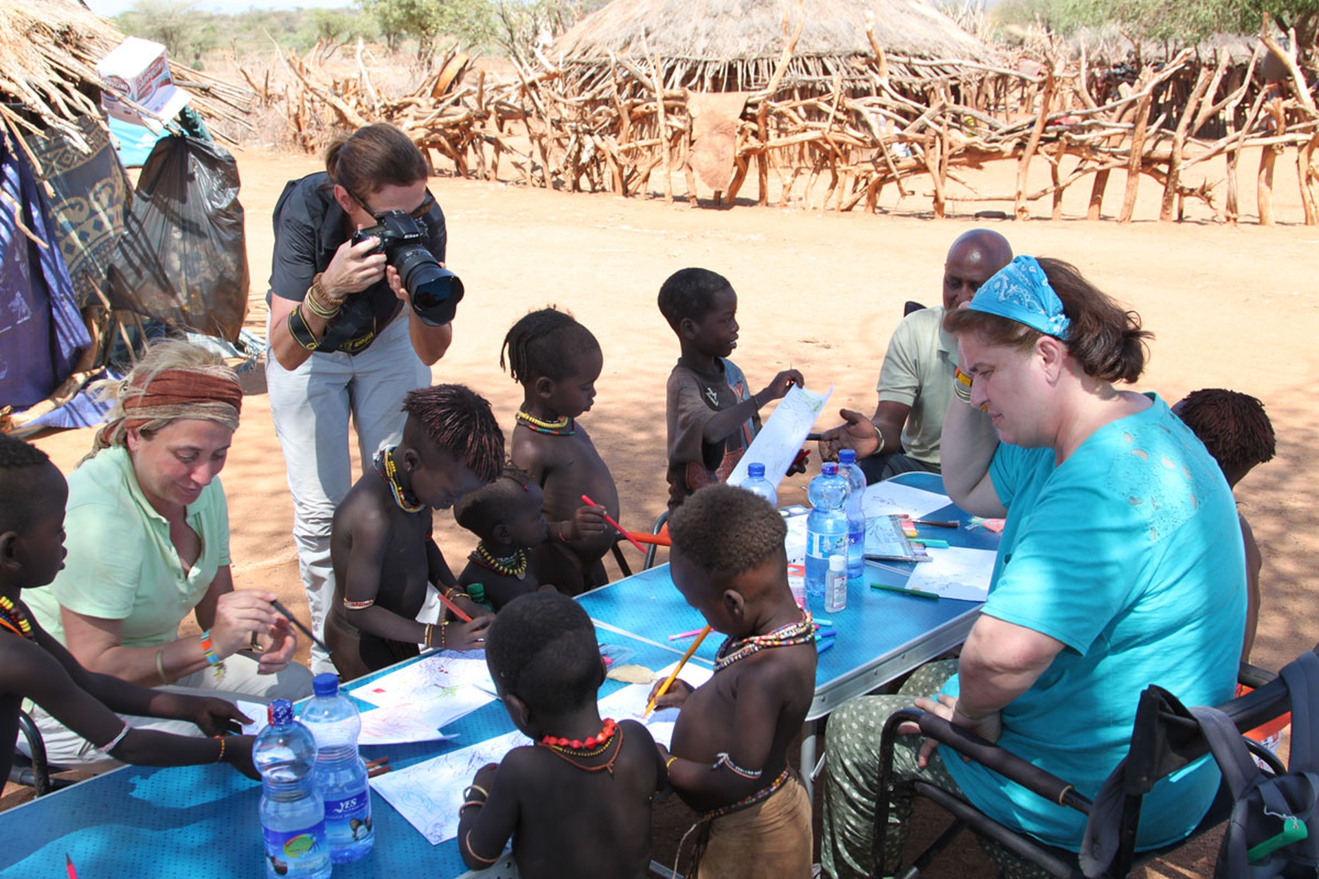 Un gruppo di turisti nella Valle dell'Omo