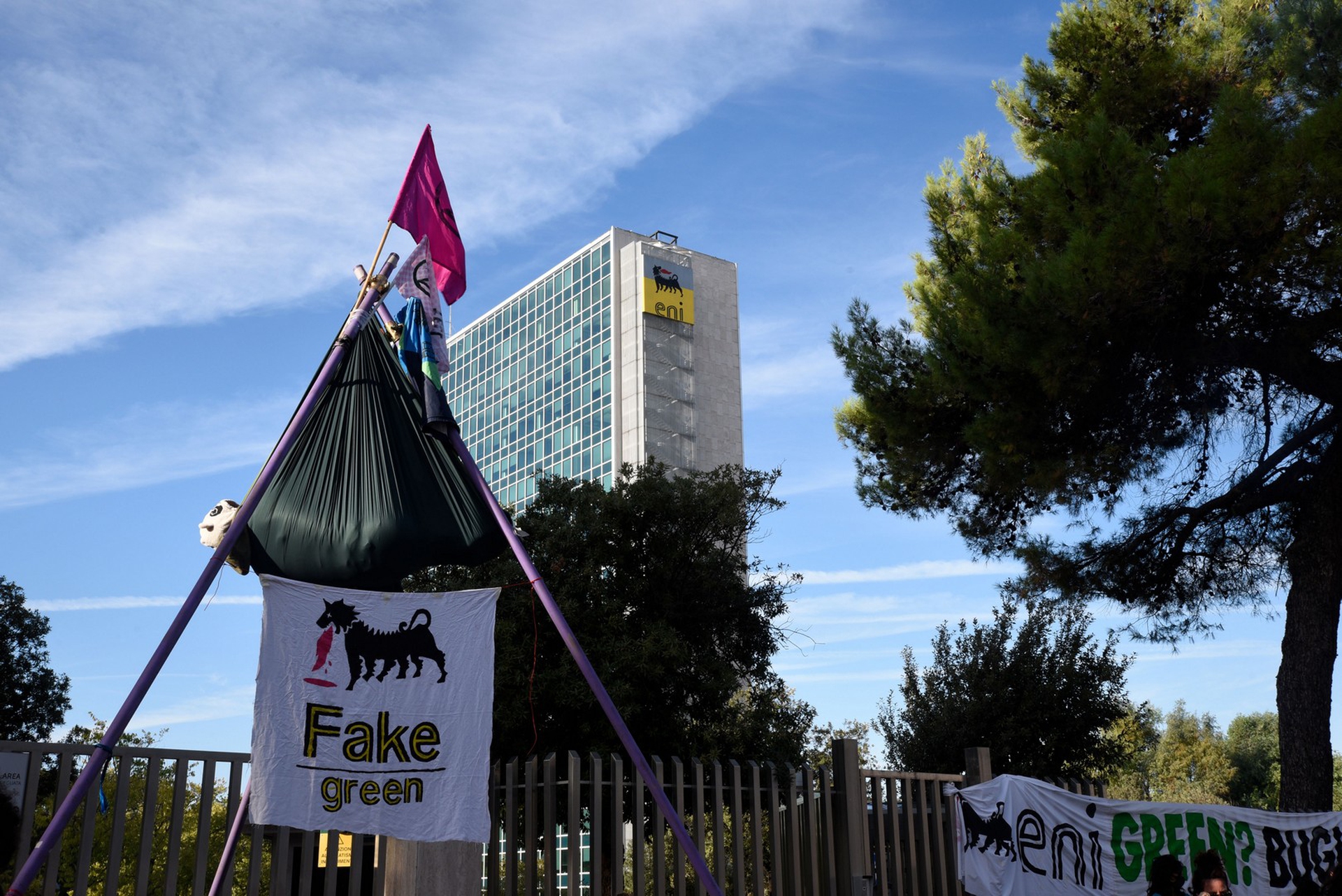Una settimana di ribellione davanti alla sede di Eni