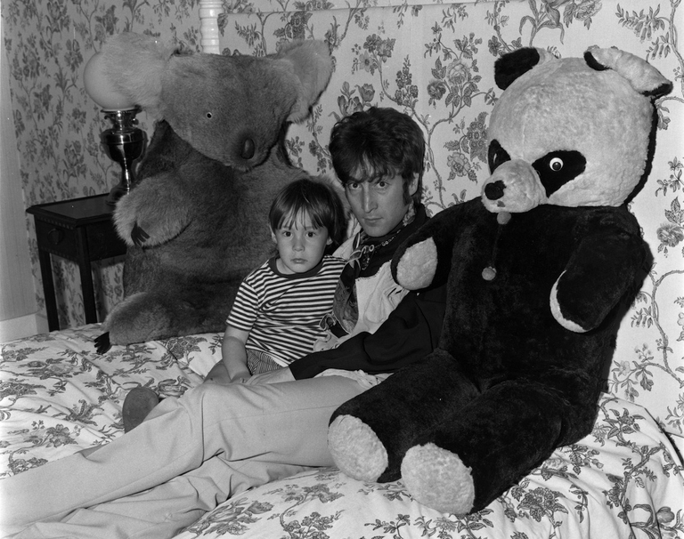 Julian da bambino col papà John 