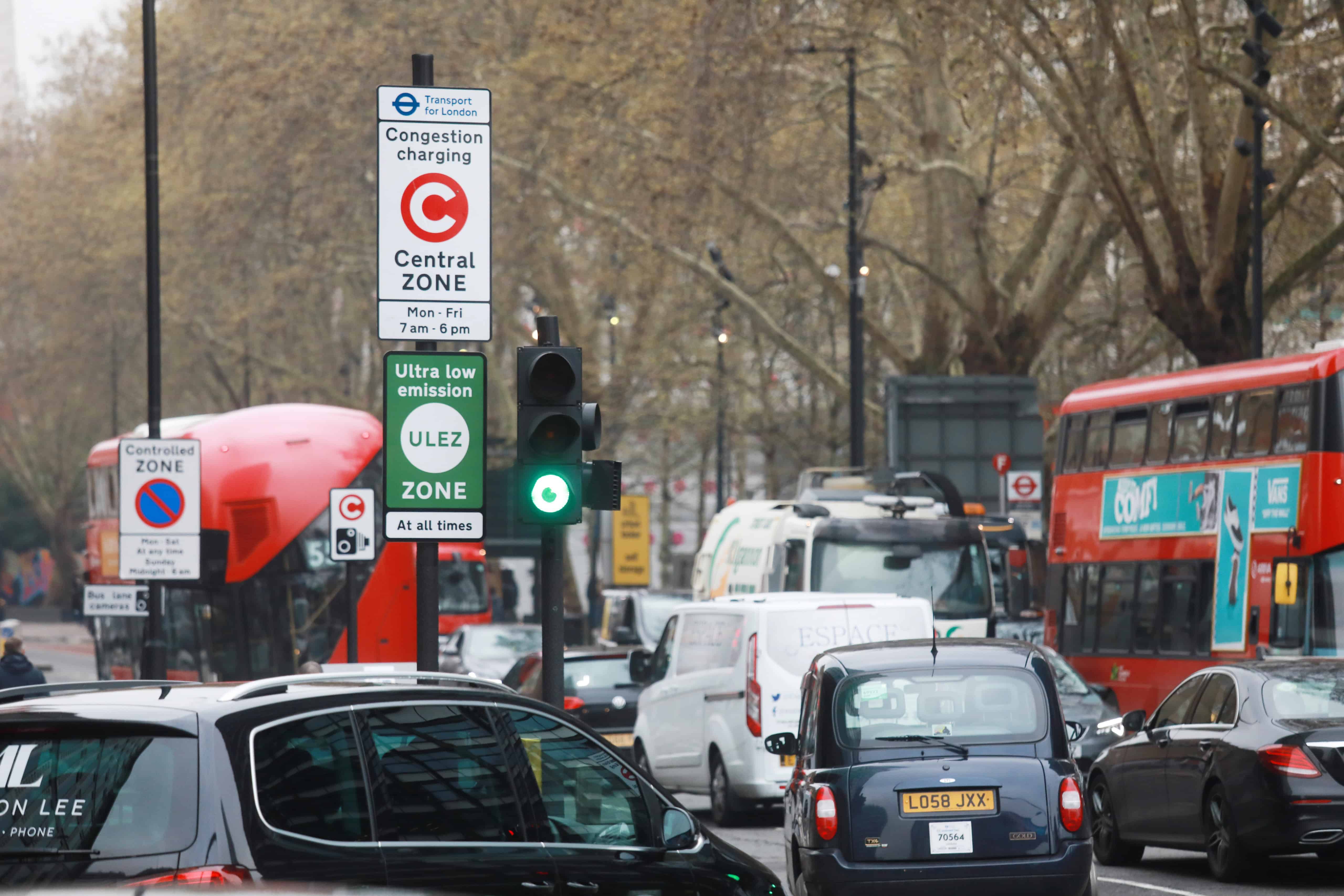 Londra, drastico calo dello smog dopo l’introduzione della zona a basse emissioni (Ulez)