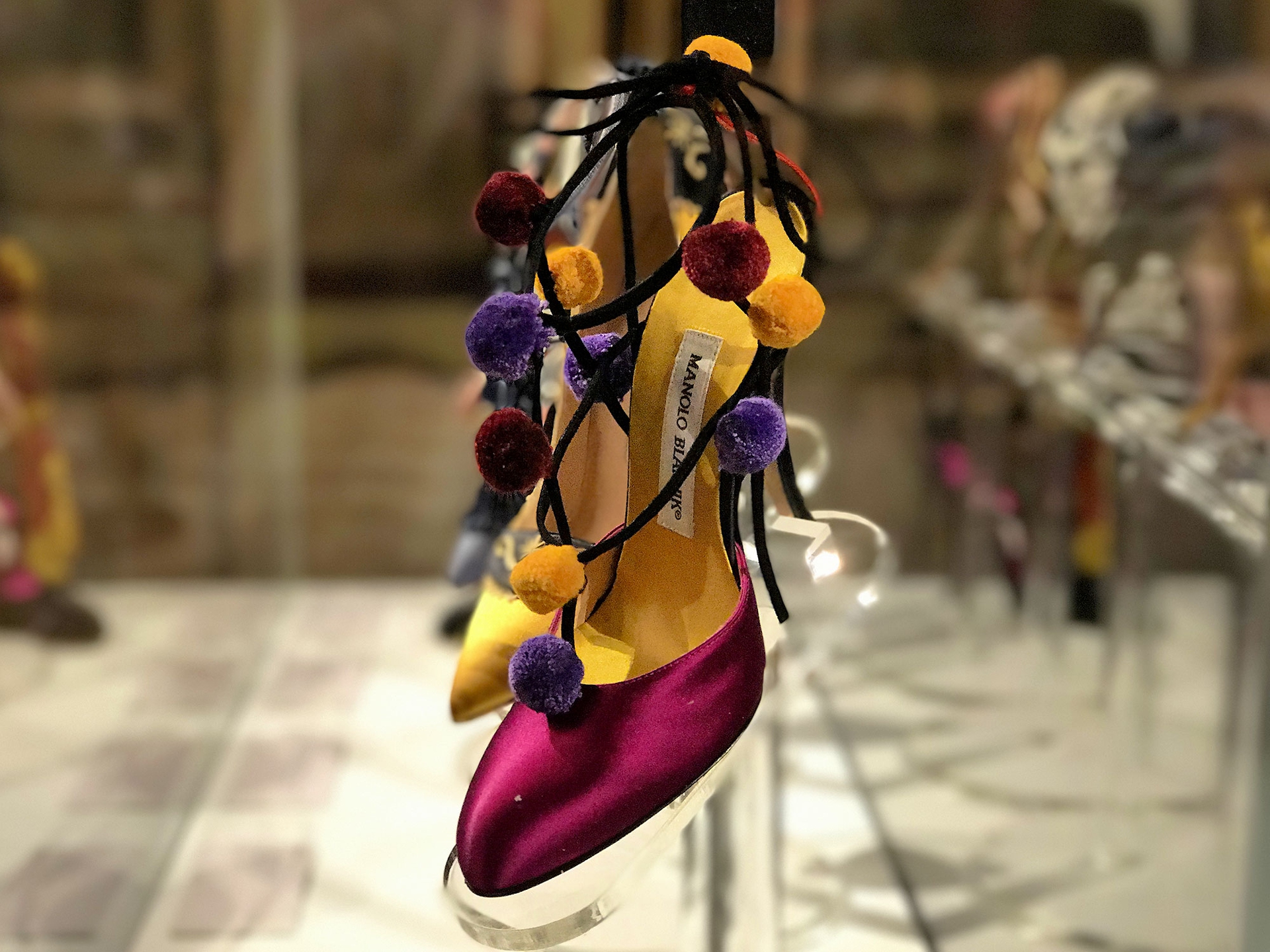 manolo-blahnik-2330-ponpon